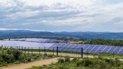 Remplacer le verre des panneaux photovoltaïques pour améliorer leur bilan environnemental : c’est possible !