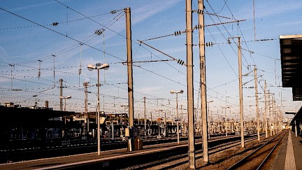 A high-voltage photovoltaic system for railways