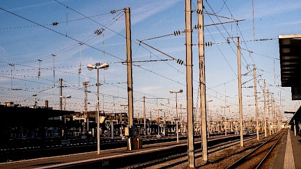 Un système photovoltaïque supportant les fortes tensions pour le rail